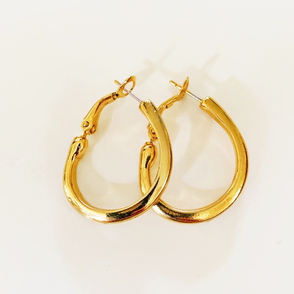 Vintage Jewelry - VIntage Gold Tone Oval Hoop Earrings
